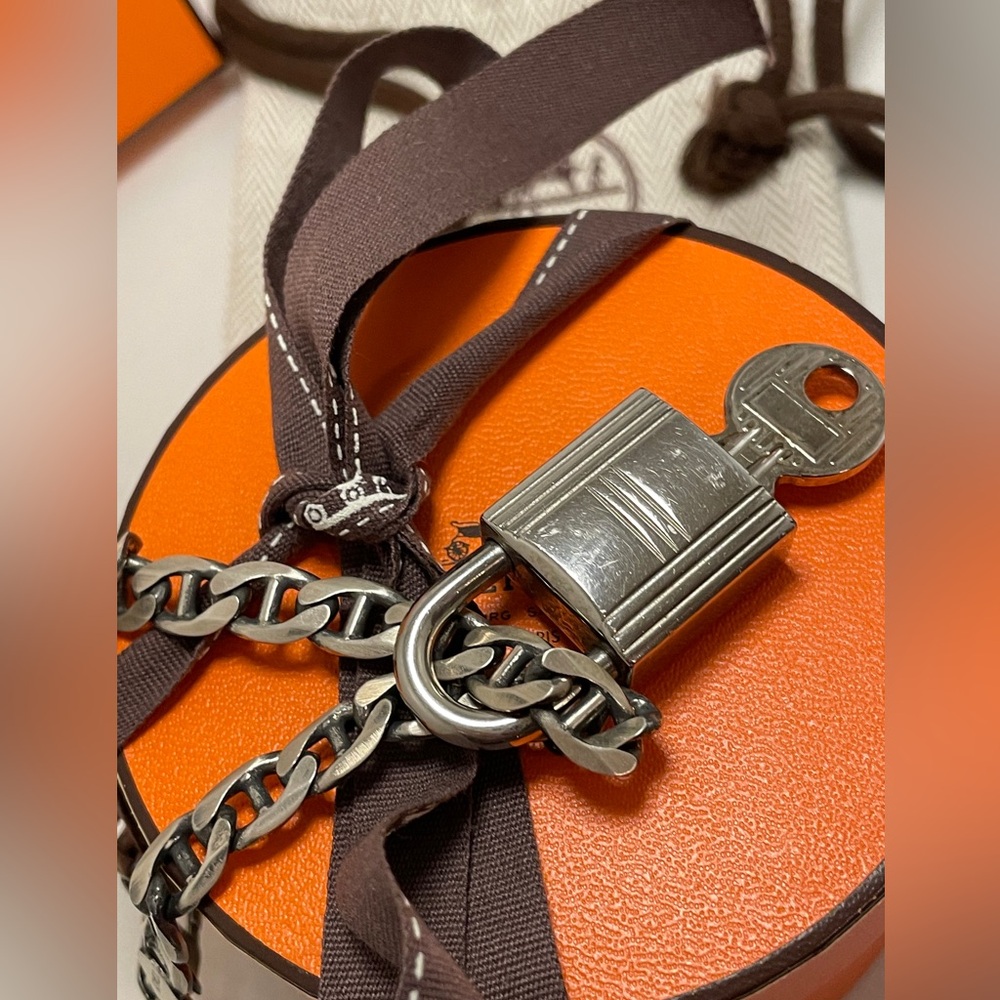 AUTHENTIC Hermes palladium lock and key:
Sterling silver bracelet - Picture 3 of 15